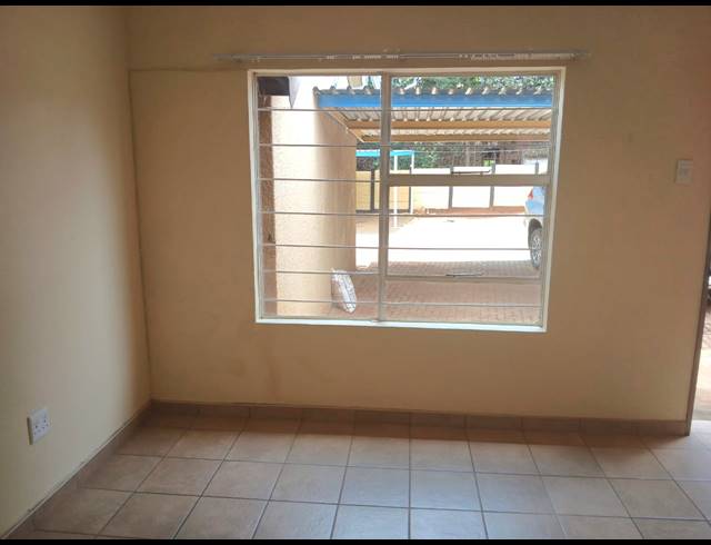 2 BEDROOM SECTIONAL TITLE FOR SALE IN GREENHILLS